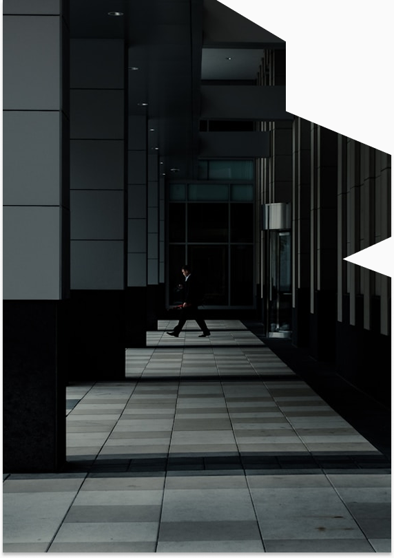 Imagen de una persona desplazándose en un pasillo