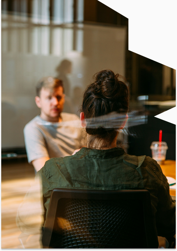 Imagen de dos personas cerrando un trato