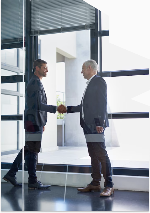 Imagen de dos personas cerrando un trato